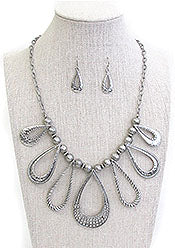 Multi textured teardrop pendant necklace set