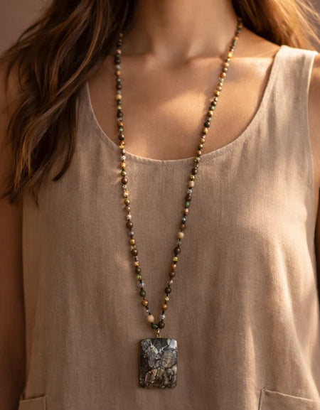 Green Natural Stone Bead Necklace with Stone Pendant