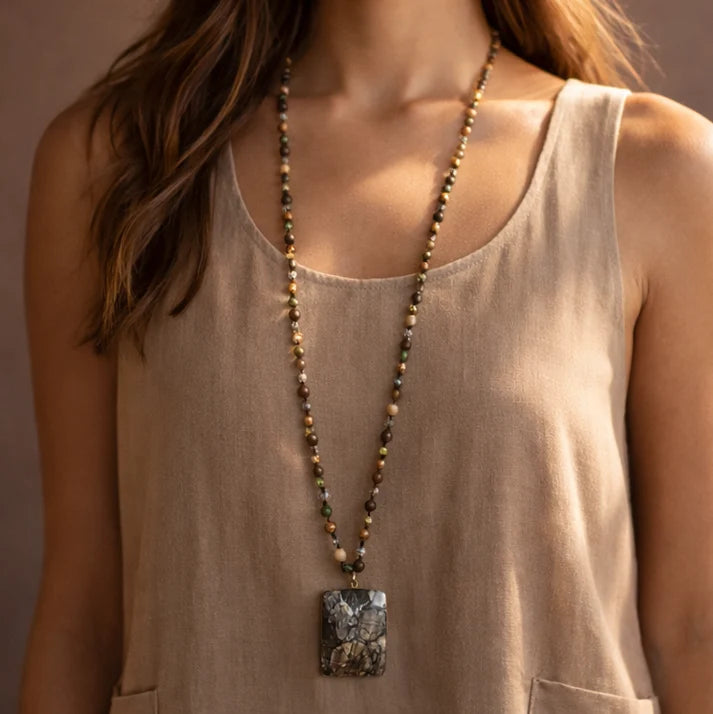 Green Natural Stone Bead Necklace with Stone Pendant