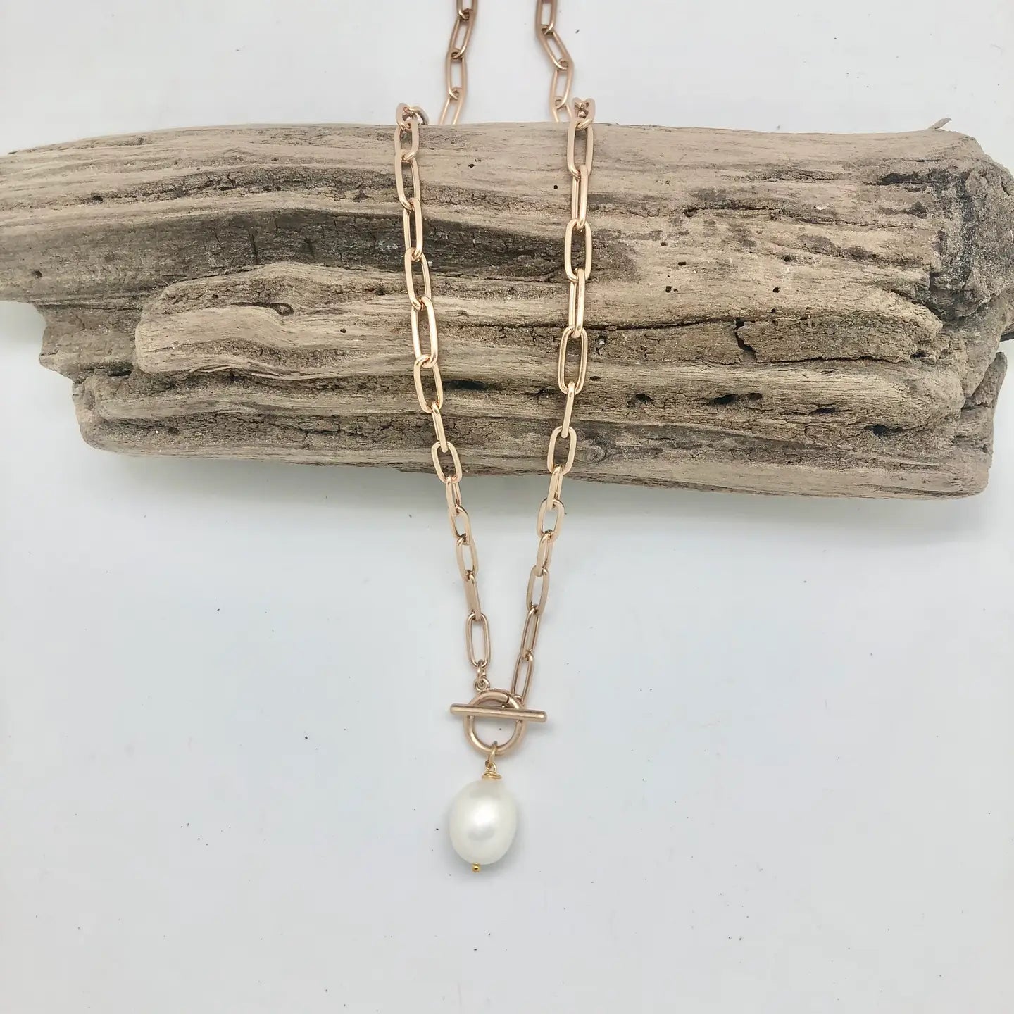 RR Matte Gold Paper Clipchain W/Mother of PearlDrop18” Necklace